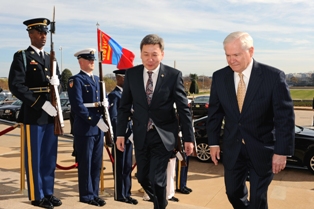 МОНГОЛ УЛСЫН БАТЛАН ХАМГААЛАХЫН САЙД Л.БОЛД  АНУ-Д АЛБАН ЁСНЫ АЙЛЧЛАЛ ХИЙЛЭЭ.
