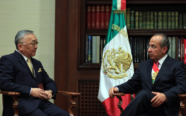 Элчин сайд Х. Бэхбат итгэмжлэх жуух бичгээ барив