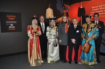 “ЧИНГИС ХААН” ҮЗЭСГЭЛЭНГИЙН НЭЭЛТИЙН ХҮЛЭЭН АВАЛТ ЧИКАГО ХОТНОО БОЛОВ