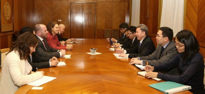 ГАДААД ХАРИЛЦААНЫ САЙД Л.БОЛД  АНУ-ЫН САН ХӨМРӨГИЙН ДЭД САЙД ДАНИЕЛ ГЛЭЙЗЕРИЙГ ХҮЛЭЭЖ АВЧ УУЛЗАВ.