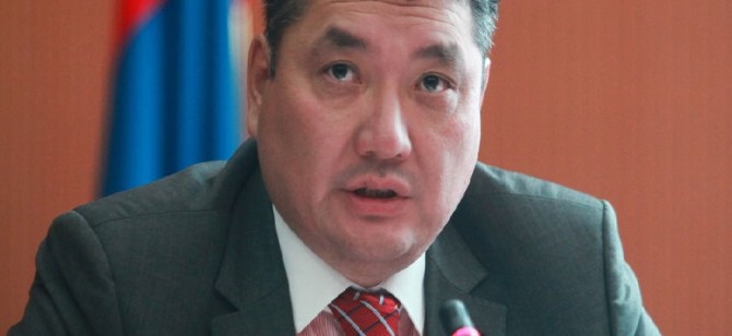 УУЛЗАЛТАД ХҮРЭЛЦЭН ИРЭХИЙГ УРЬЖ БАЙНА.