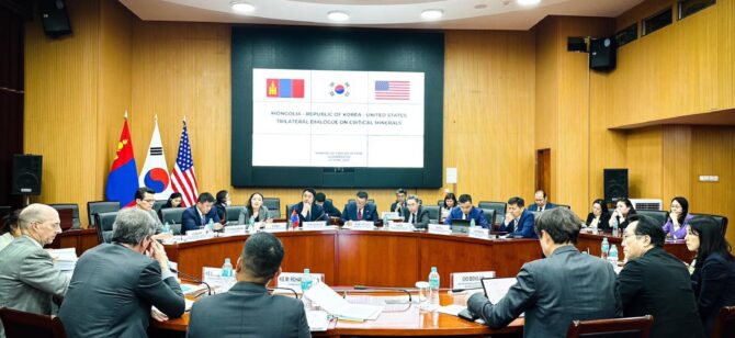 ЧУХАЛ АШИГТ МАЛТМАЛЫН ТАЛААРХ МОНГОЛ УЛС, БНСУ, АНУ-ЫН АНХДУГААР ГУРВАН ТАЛТ УУЛЗАЛТ УЛААНБААТАР ХОТНОО БОЛЛОО