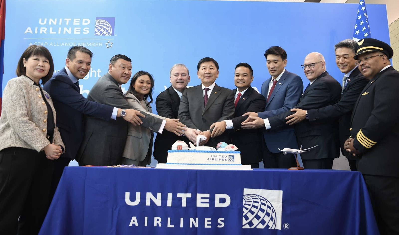 АНУ-ЫН “UNITED AIRLINES” КОМПАНИЙН АНХНЫ НИСЛЭГИЙН ЁСЛОЛЫН АЖИЛЛАГАА “ЧИНГИС ХААН” ОУНБ-Д БОЛОВ